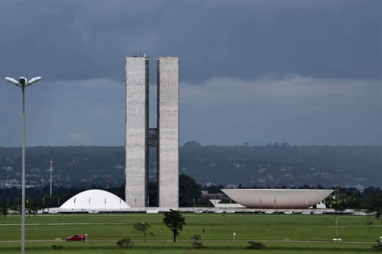 Lira no centro de equilíbrio entre os Poderes