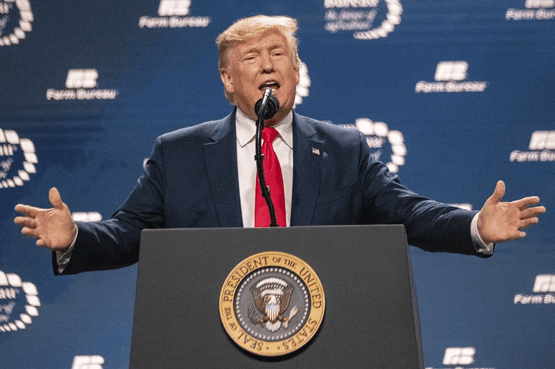 donald trump falando em palanque