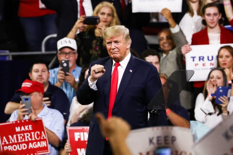 Imigração, tarifas, diplomacia: um mês da volta de Donald Trump