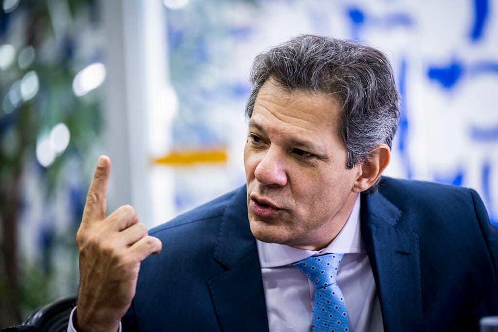 fernando haddad falando e com o dedo levantando