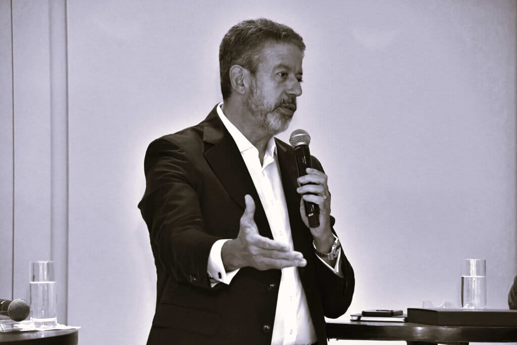arthur lira com microfone na mão