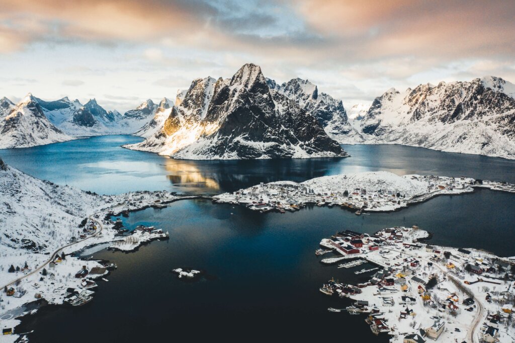 foto aérea mostrando os lagos e icebergs da Groenlândia