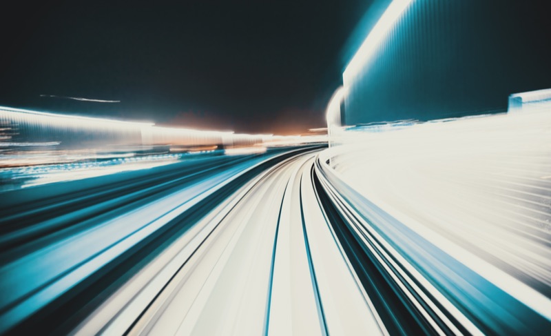 Túnel iluminado em movimento, luzes em longa exposição