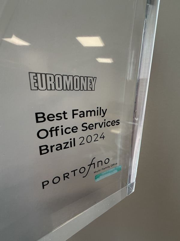 Troféu Euromoney Best Family Office Services Brazil 2024 recebido pela Portofino