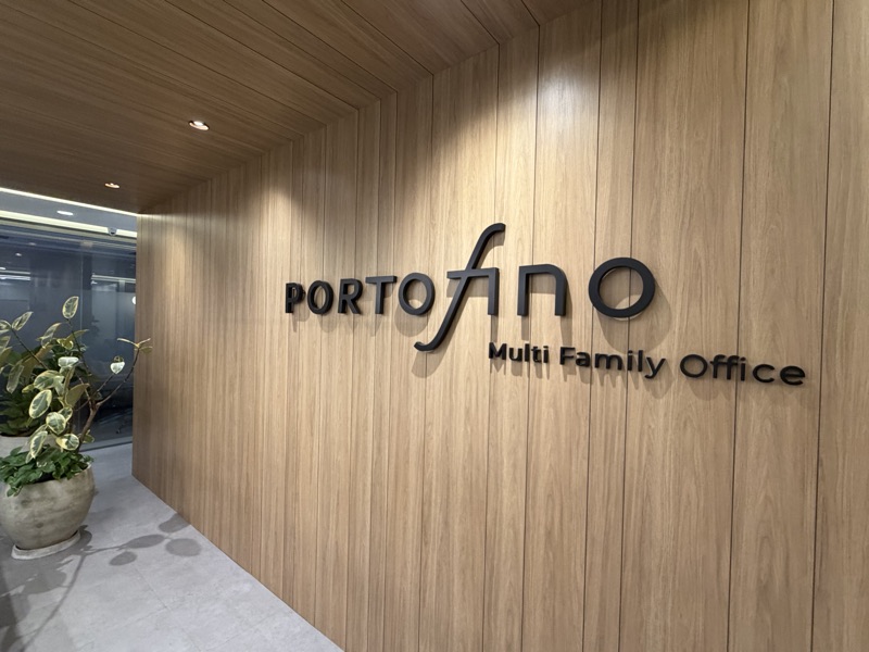 Parede com a marca Portofino no escritório