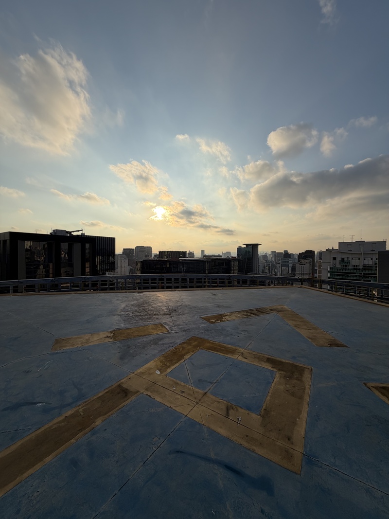 Vista da cobertura da sede da Portofino ao entardecer, com o horizonte de São Paulo