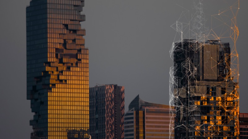Torres corporativas em vidro e metal ao entardecer